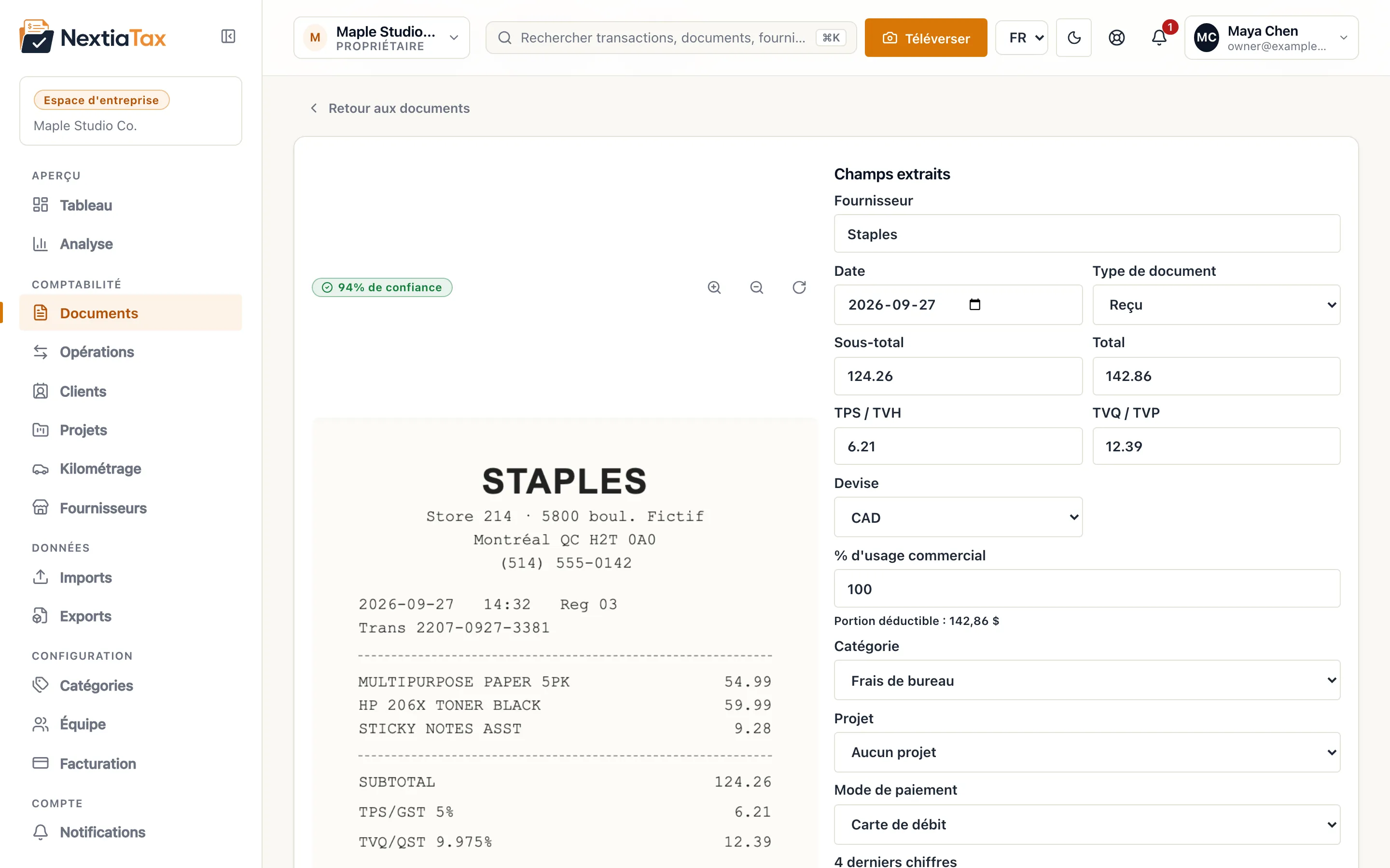 Panneau de révision de document avec champs extraits et indicateur de confiance