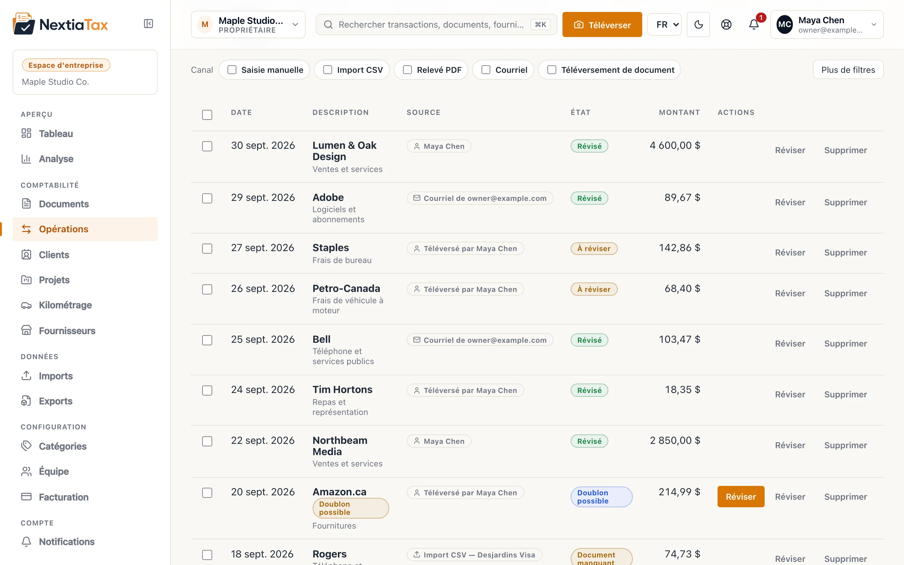 Liste de transactions avec un lot de lignes importées sélectionnées et une barre indiquant le nombre sélectionné, le total net et combien restent à réviser